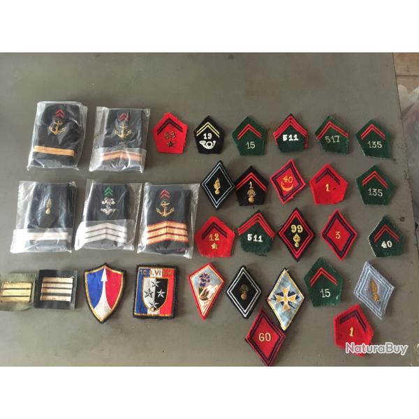 Lot d'�cussons et d'�paulettes de R�giments dissout  / Arm�e de Terre