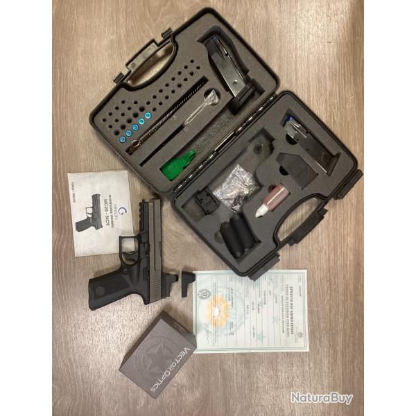 Luger MC9 calibre 9x19 avec mallette et accessoires + point rouge Vector optics