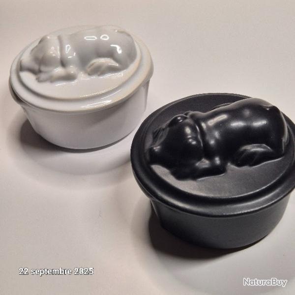 Belles cocottes individuelles, rare de poteries de Soufflenheim, avec un couvercle cochon