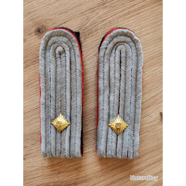 PAIRE DE PATTES D �PAULE DE LIEUTENANT DE L ARTILLERIE ,FOND NOIR