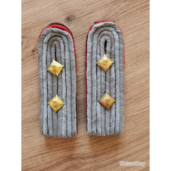 PAIRE DE PATTES D �PAULE DE CAPITAINE DE L ARTILLERIE ,FOND NOIR