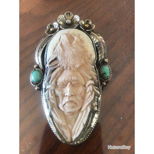 pendentif amerindien t�te indien surmont� t�te loup - os de buffle sculpt� argent repouss�