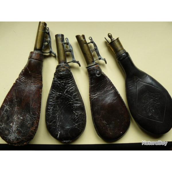 Lot de 4 poires � poudre/plomb en cuir avec syst�me en laiton,  de fabrication Britannique