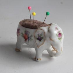 Pique aiguilles Éléphant porcelaine Dresden