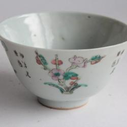 Bol porcelaine Chine famille rose calligraphie et  fleurs