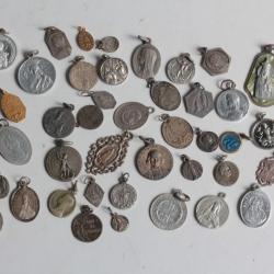 Lot 50 M&eacute;dailles religieuses