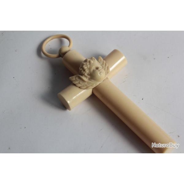 Ancienne Croix de berceau cellulod chrubin