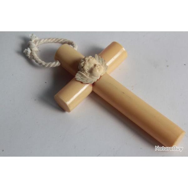 Ancienne Croix de berceau cellulod chrubin