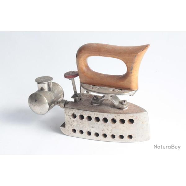 Ancien petit fer  repasser  essence