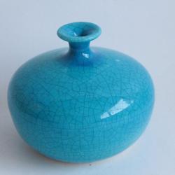 Petit vase bleu céramique craquelée signé AEMIE