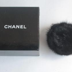 CHANEL Broche Camélia fourrure noir