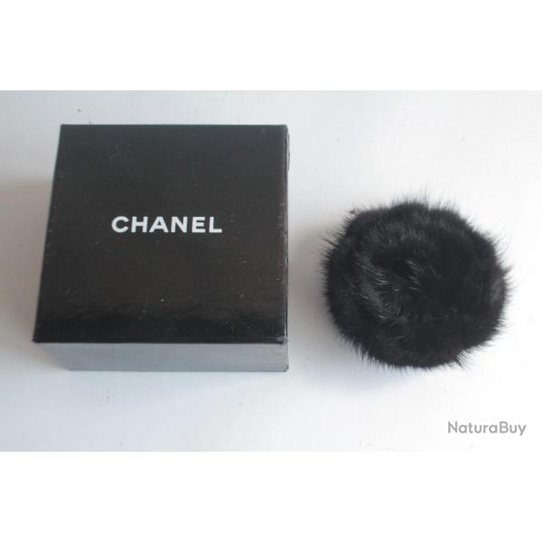 CHANEL Broche Camlia fourrure noir