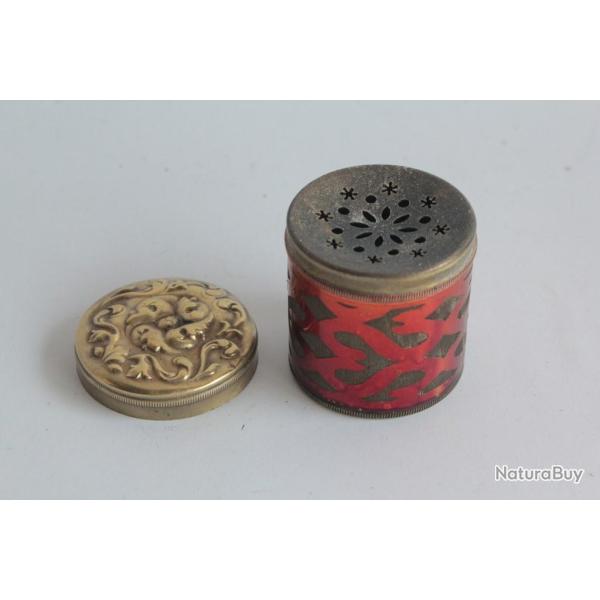 Saupoudreuse poudrier atacamite mtal repouss