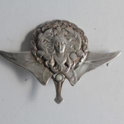 Broche argentée Femme Art Nouveau