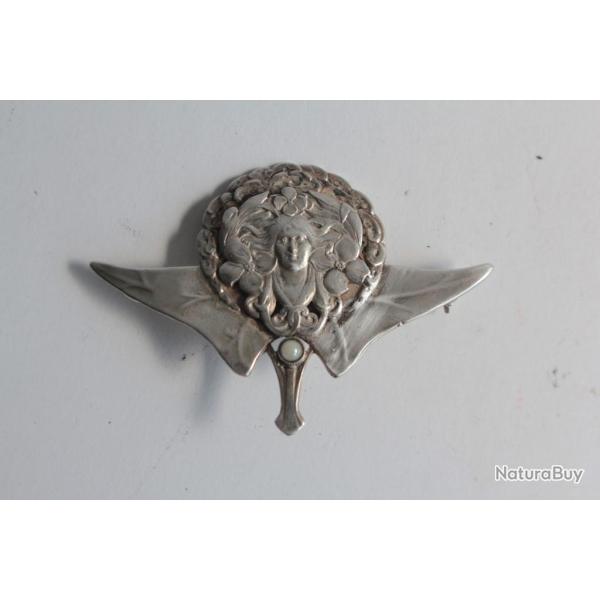 Broche argent�e Femme Art Nouveau