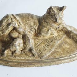Emmanuel FREMIET Sculpture pl&acirc;tre Chatte allaitant ses petits