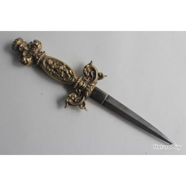 Dague ancienne bronze et acier grav�e V�nus cupidon