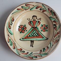 Assiette folklorique roumaine terre cuite vernissée Femme