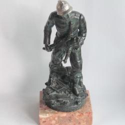 Statue Pompier sauvant un enfant régule Alphonse Rucho