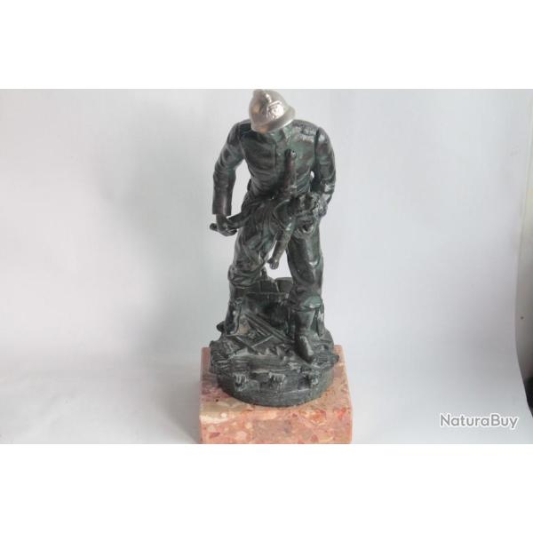Statue Pompier sauvant un enfant rgule Alphonse Rucho