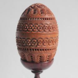 Étui porte-chapelet oeuf corozo sculpté XIXe siècle