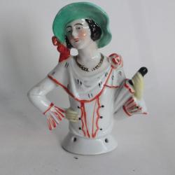 Demi figurine porcelaine Femme &agrave; l'ombrelle