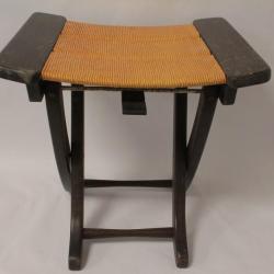Tabouret vintage pliable en bois paill&eacute;
