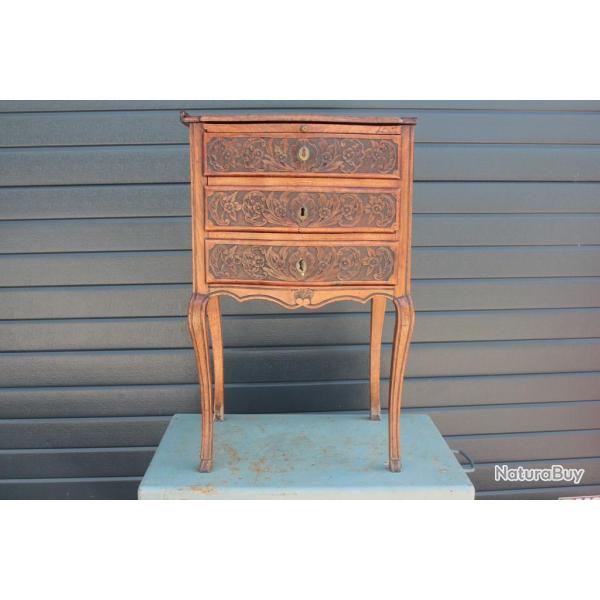 Meuble Lyonnais Table de chevet XVIIIe si�cle