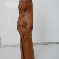 Sculpture en bois représentant une communiante religion