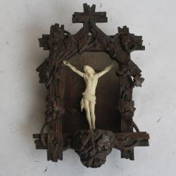 Bénitier bois sculpté Christ crucifié Art populaire Suisse/Haute-Savoie