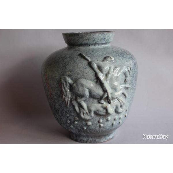 MENELIKA Vase c�ramique Saint Georges terrassant le dragon Art d�co