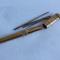 Boite à aiguilles pomponne XIXe siècle couture broderie