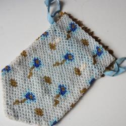 Bourse en sabl&eacute;s de perles de verre polychromes