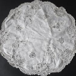 Ancien napperon brod&eacute;