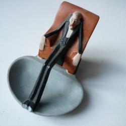 Baguier en porcelaine personnage grotesque