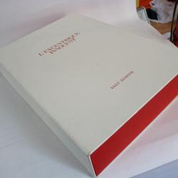 Coffret de présentation d'une styliste de mode vêtements