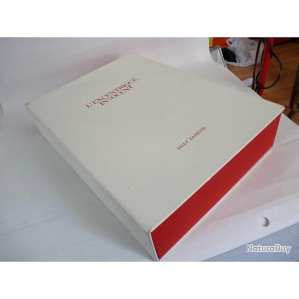 Coffret de prsentation d'une styliste de mode vtements