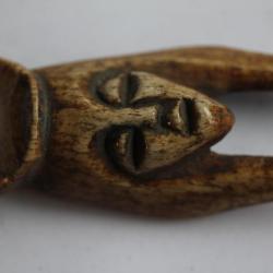 Ancienne amulette ethnique os