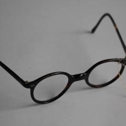 Ancienne paire de lunettes optique vintage