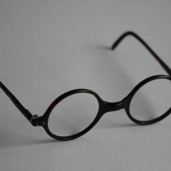 Ancienne paire de lunettes optique vintage