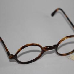 Ancienne paire de lunettes optique vintage