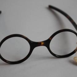 Ancienne paire de lunettes optique vintage