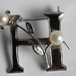 Broche argent et perles lettre H bijoux