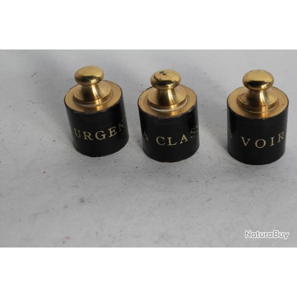 Trois Presse-papiers Poids Courrier Urgent / A classer / A voir