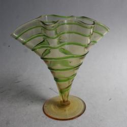 Vase verre soufflé ambre et filet vert 1900