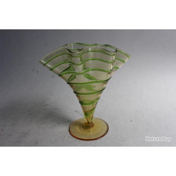 Vase verre souffl� ambre et filet vert 1900