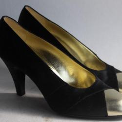 CHANEL Chaussure escarpins femme satin noir bouts doré
