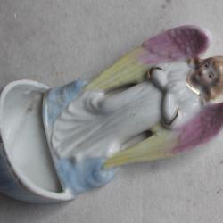 B&eacute;nitier ancien porcelaine ange