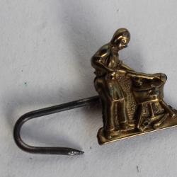 Ancien crochet de tablier de sabotier XIXe siècle Camion Frère