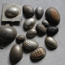Anciens moules OEufs chocolat p&acirc;tisserie cuisine